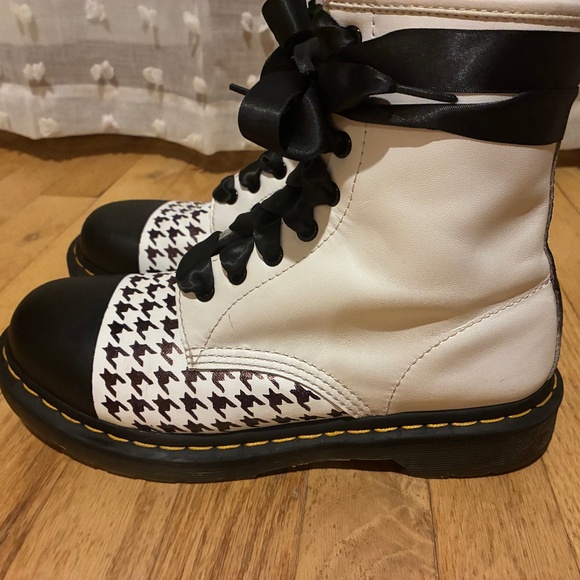 RIOT GRRRL: Custom Doc Martens size 9 - Picture 3 of 5